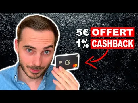Julien tenant une carte de paiement Curve